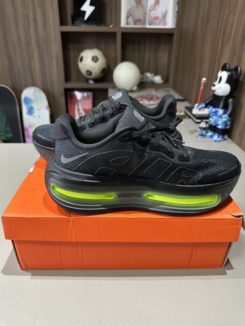 Foto 3 de Nike Vomero Premium Black Volt — 38, Novo