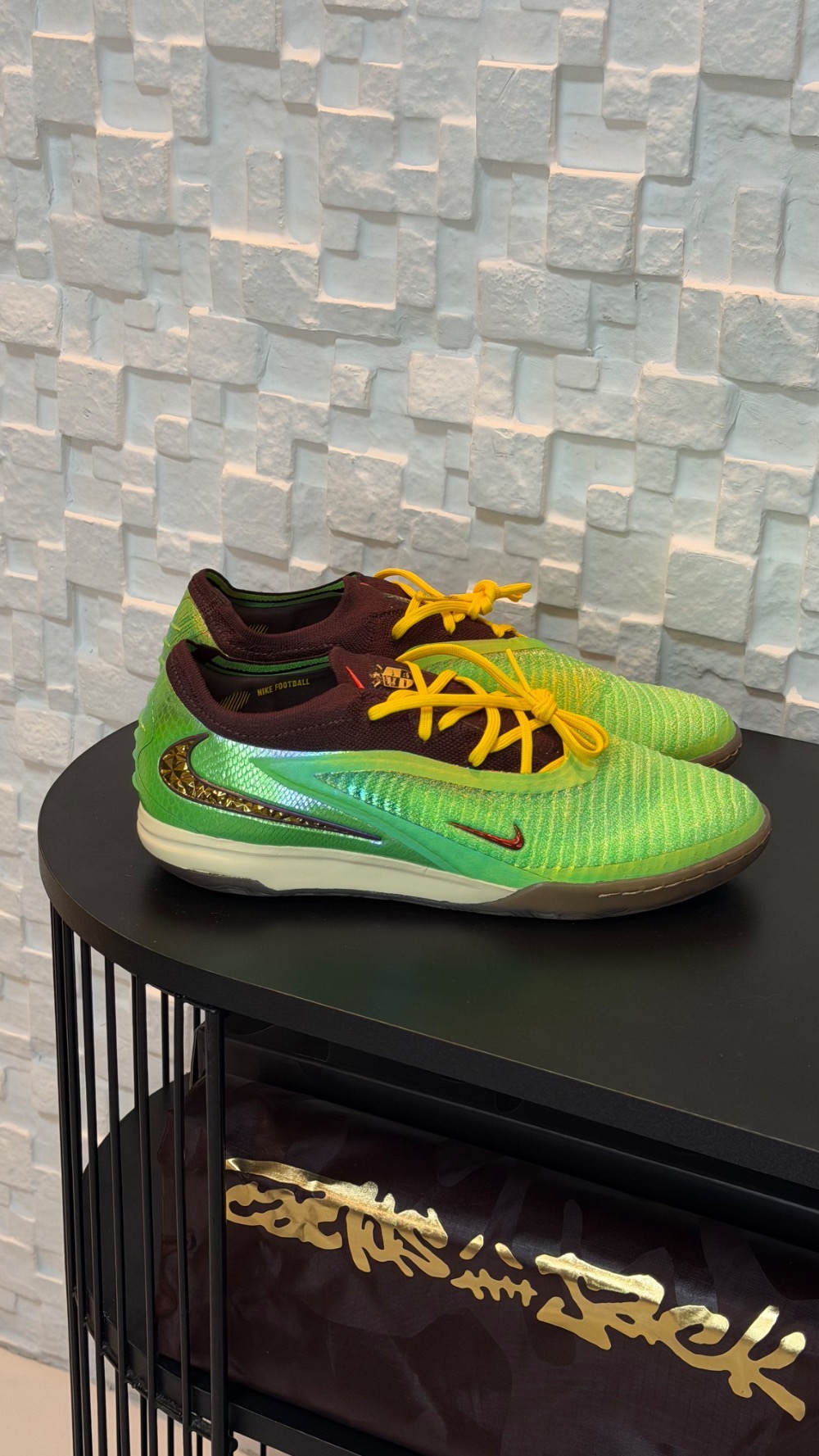 Cactus Jack x Nike Chuteira Phantom 6 Low Indoor Earth Metallic Gold — 40, Novo