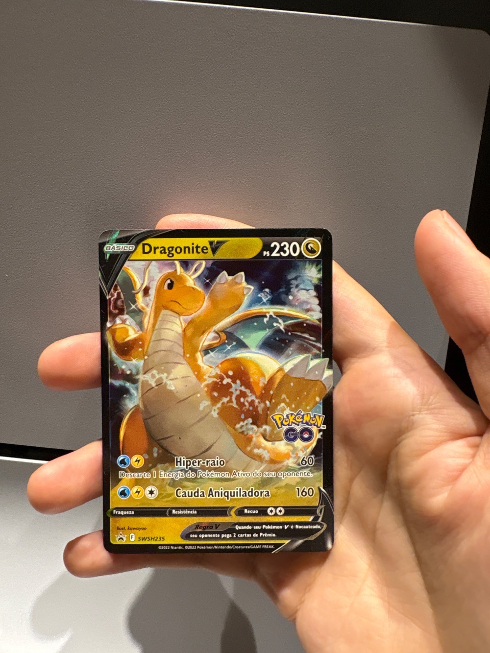 Dragonite V (SWSH235) Espada e Escudo Promos Pokémon TCG — Lightly Played, Usado