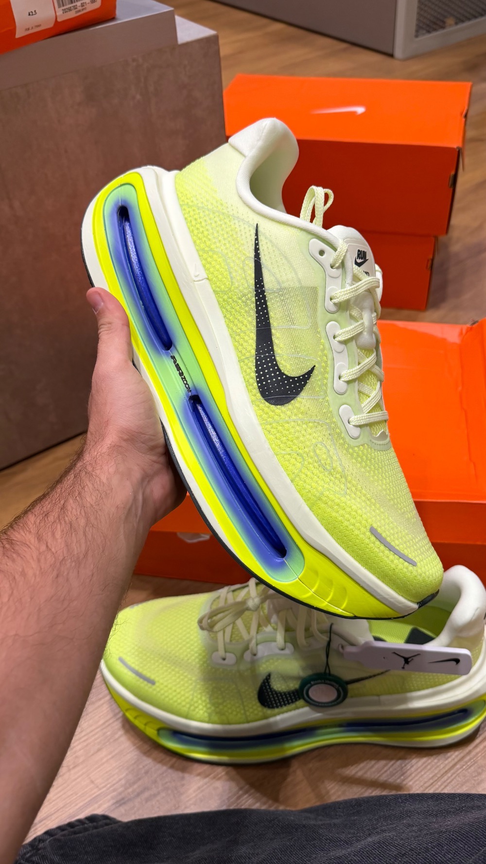 Nike Vomero Premium Volt Tint Sapphire — 46, Novo