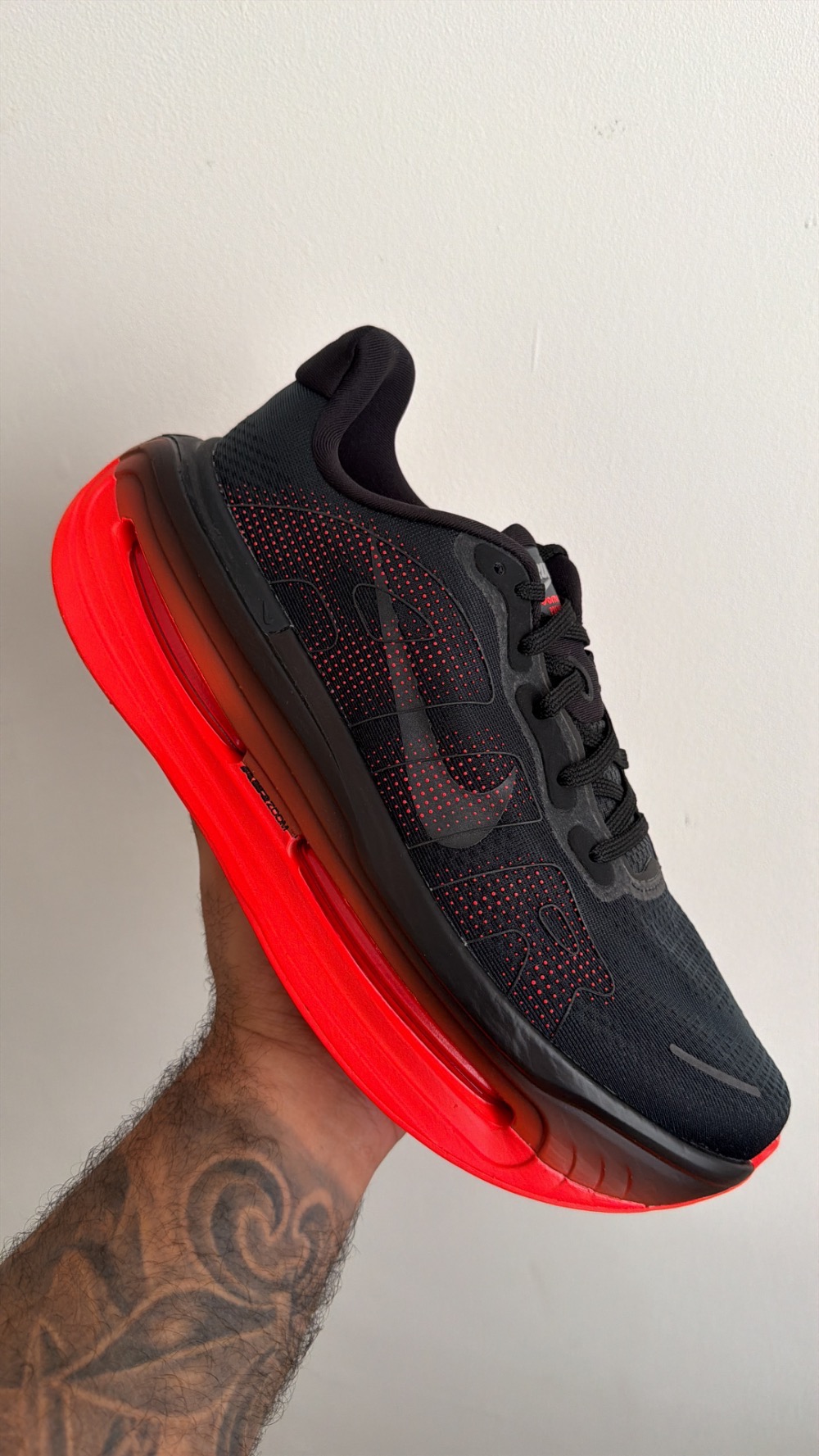 Nike Vomero Premium Black Bright Crimson — 46, Novo