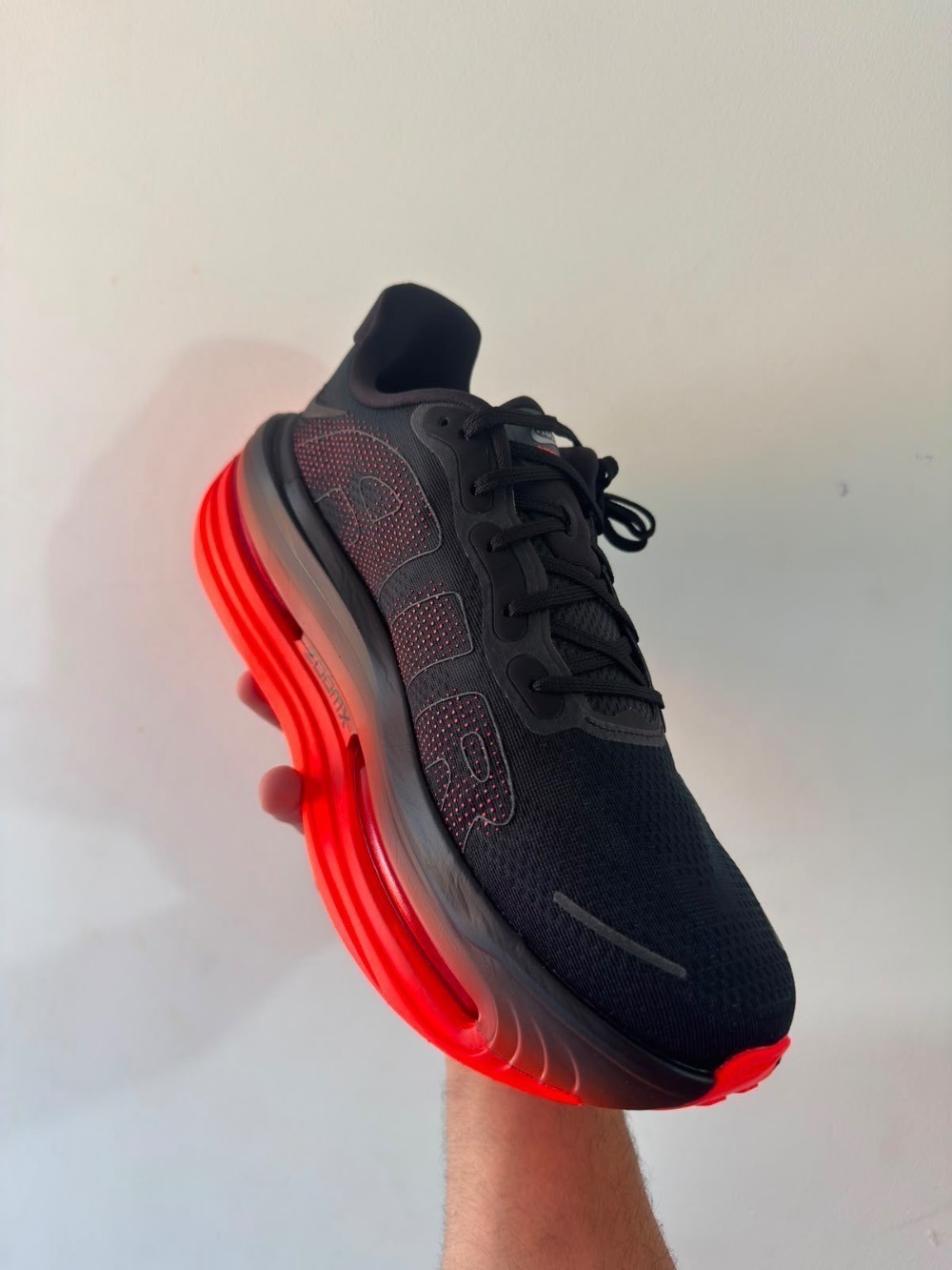 Nike Vomero Premium Black Bright Crimson — 43, Novo