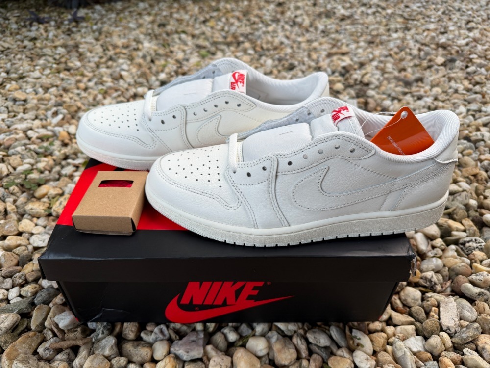 Air Jordan 1 Retro Low OG Sail University Red — 43, Novo
