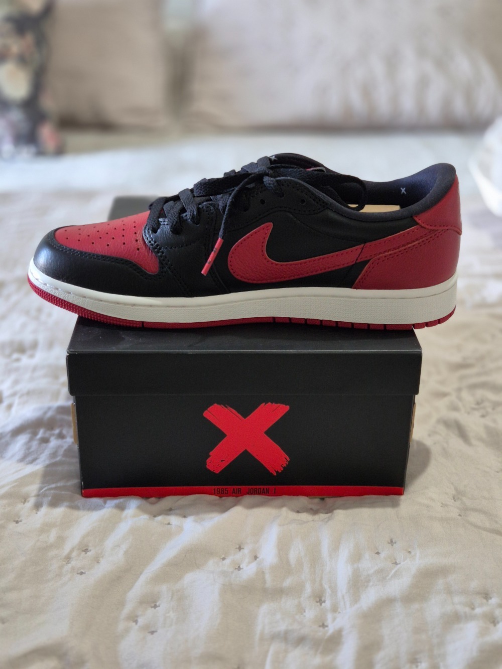 Air Jordan 1 Retro Low OG Banned Black Varsity Red — 42, Novo