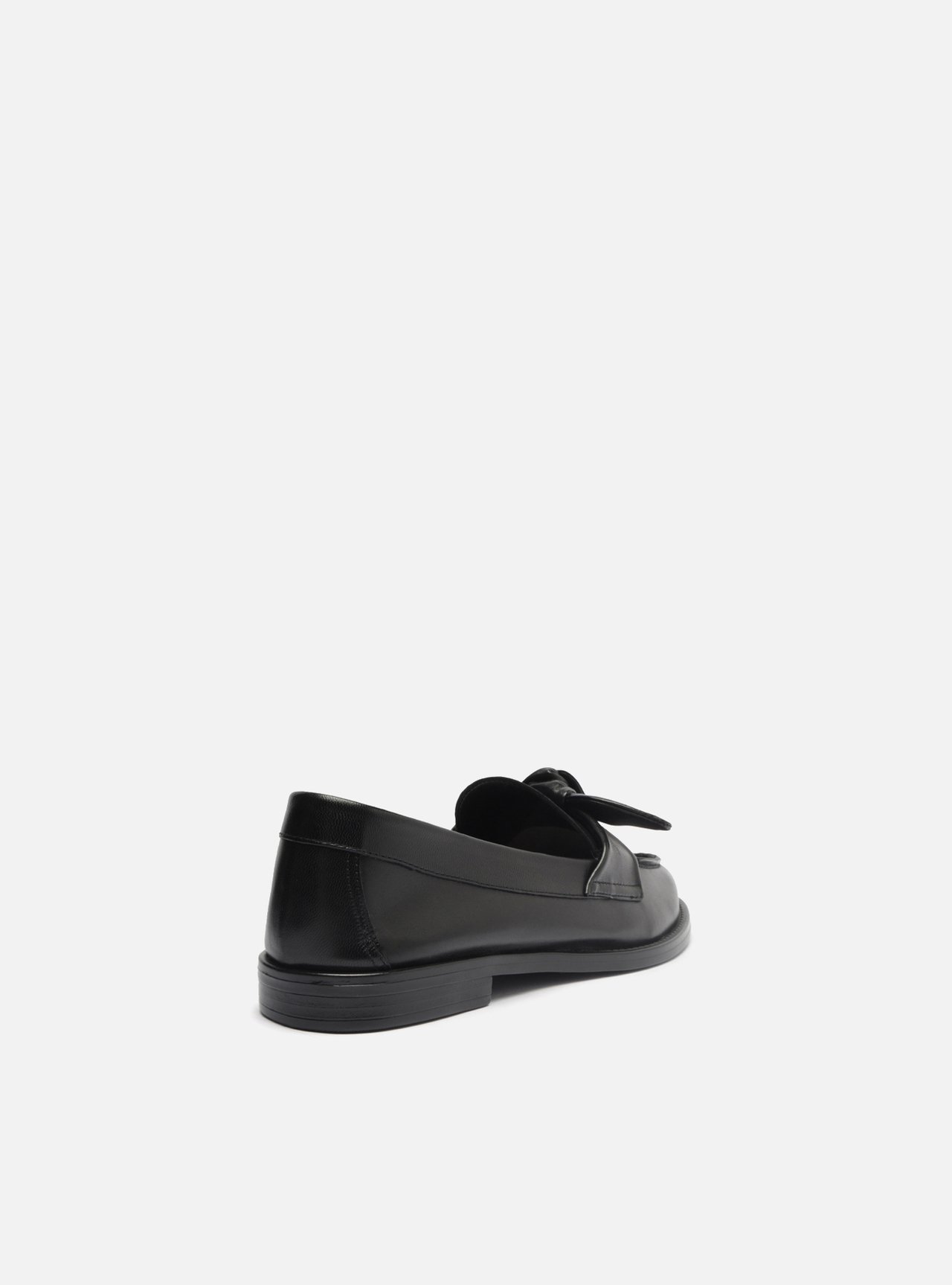 Foto 3 de Mocassim Preto Couro Bico Redondo Tiras Nó