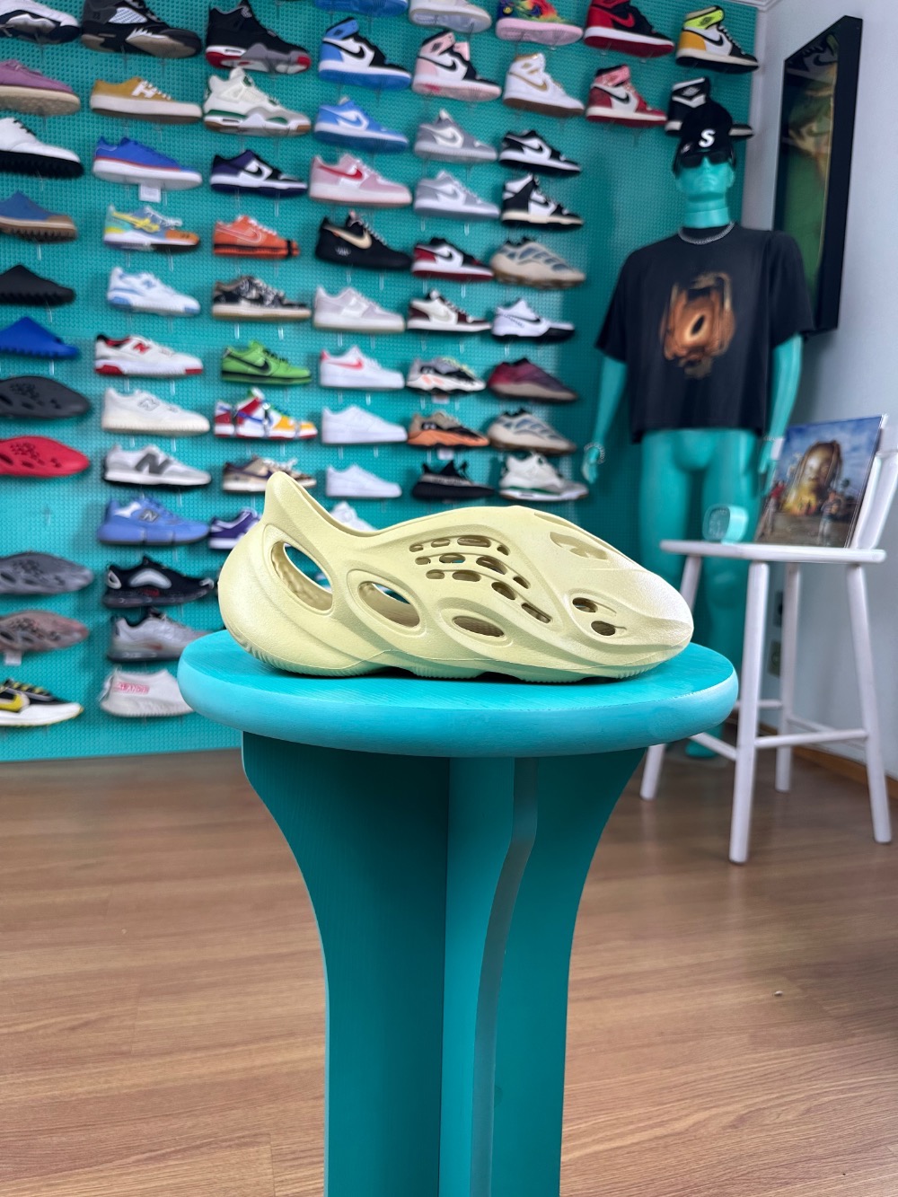 Yeezy Foam Runner Sulfur — 42, Novo