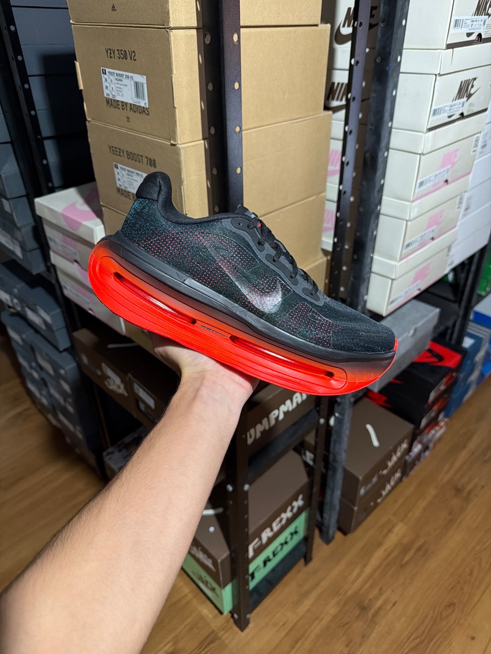 Nike Vomero Premium Black Bright Crimson — 42.5, Novo