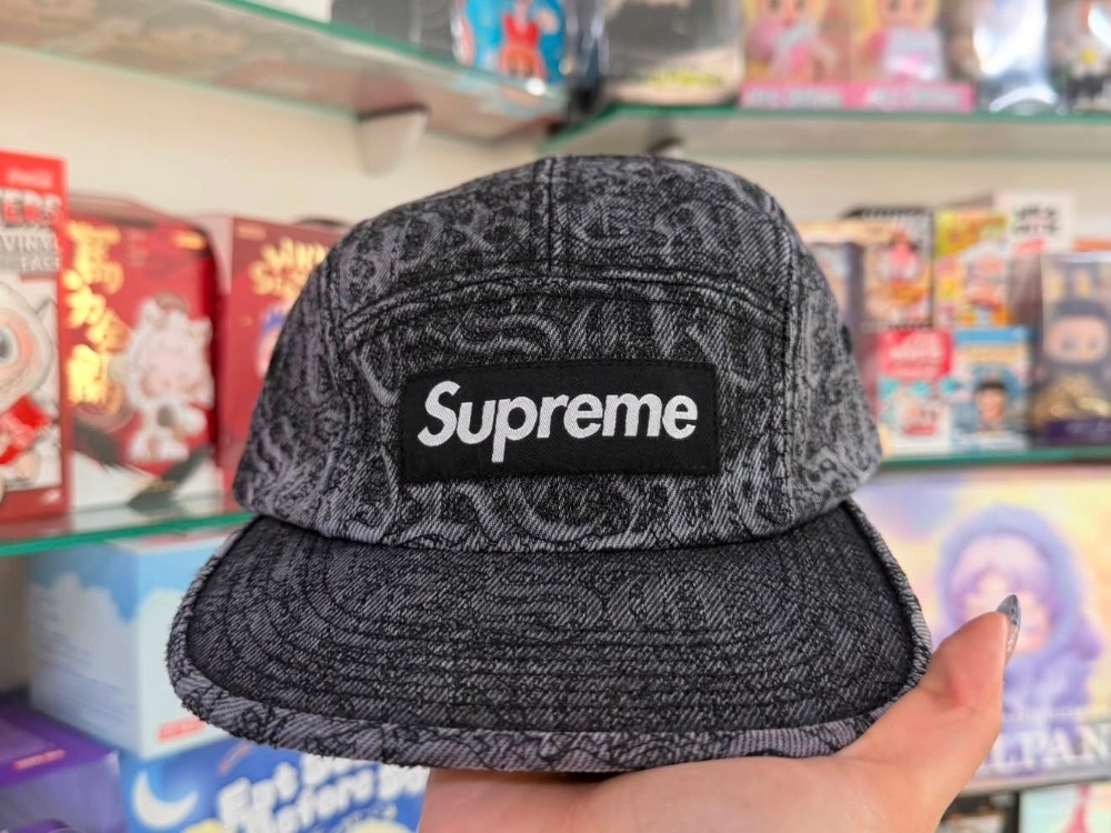 Boné Supreme Stitched Old English Denim Camp Black SS26-W10 — Único, Novo