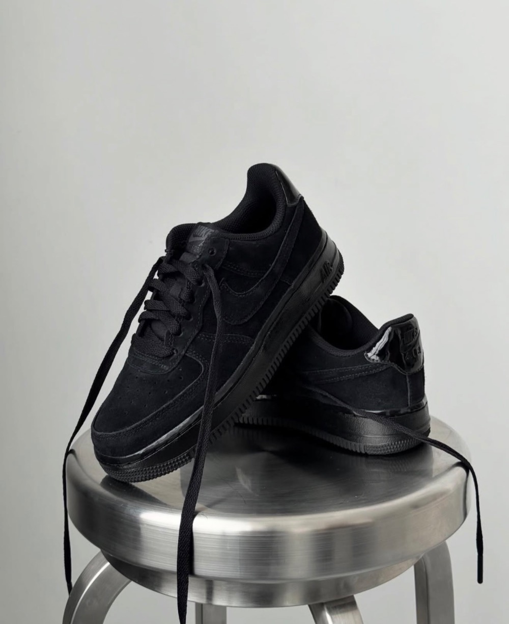 Nike Air Force 1 Low Triple Black Suede — 37, Novo