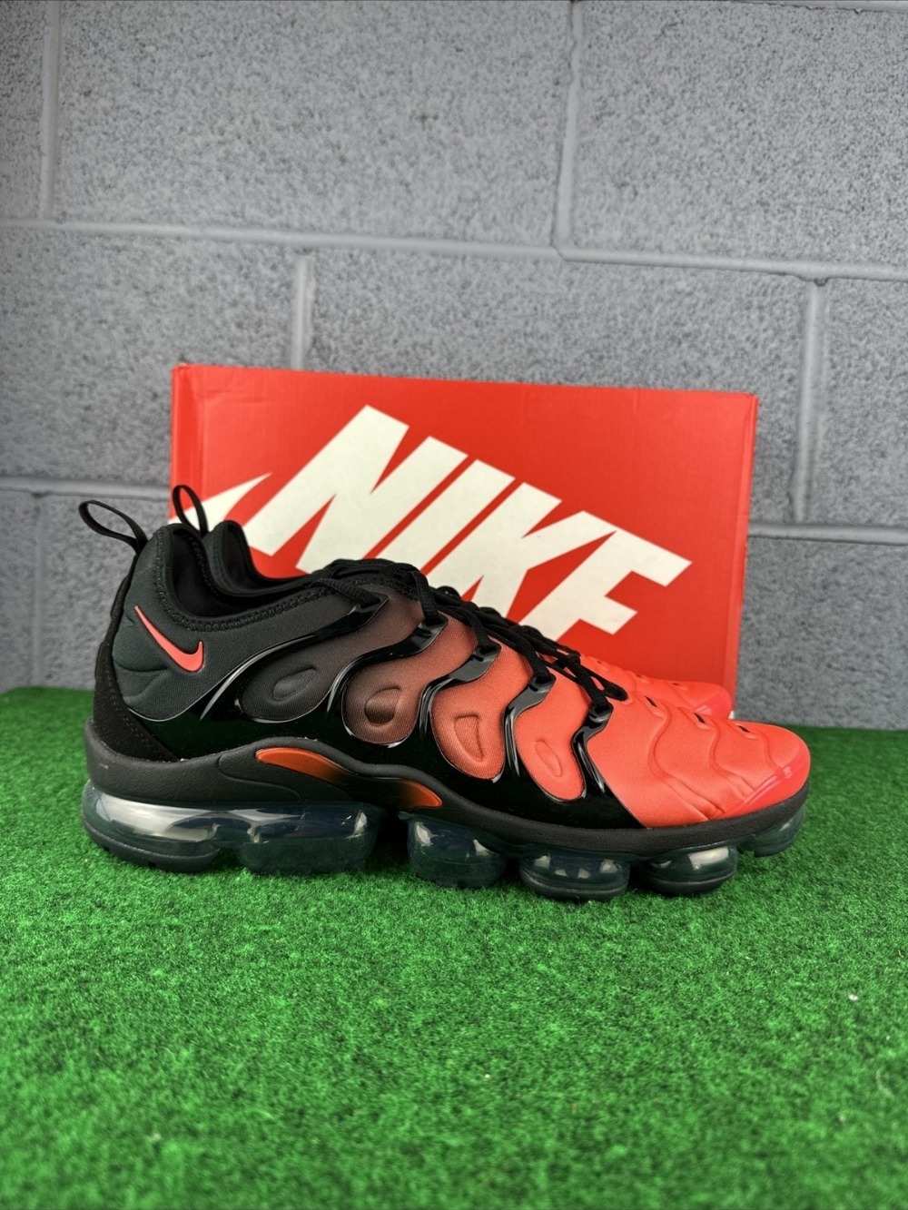 Nike Air Vapourmax Plus Black Bright Crimson — 39 / 39.5 / 40 / 40.5 / 41 / 42 / 42.5 / 43 / 43.5 / 44, Novo