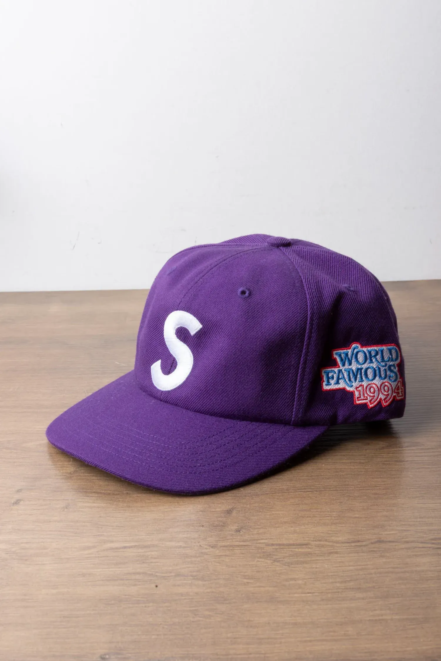 Boné Supreme World Famous S Logo 6-Panel Purple SS26-W8 — Único, Novo