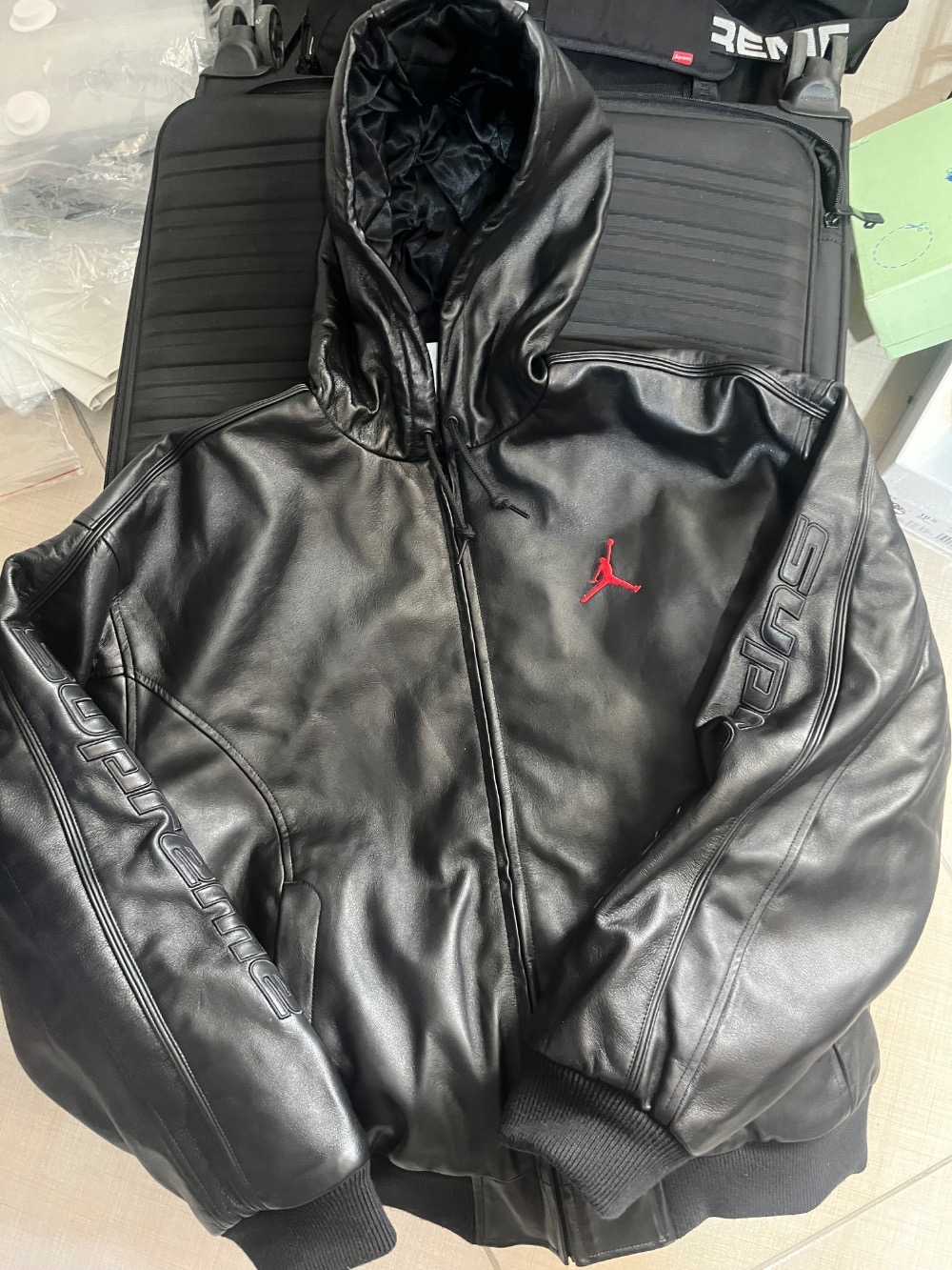 Air Jordan x Supreme Jaqueta Hooded Leather Black SS26-W15 — XG, Novo