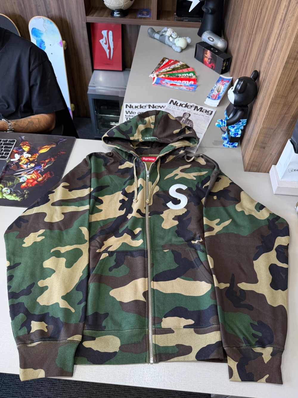 Moletom Supreme S Logo Zip Up Woodland Camo FW25-W11 — XG, Novo