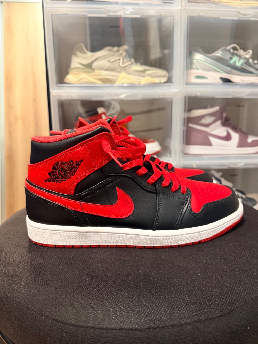 Air Jordan 1 Mid Alternate Bred — 42, Usado