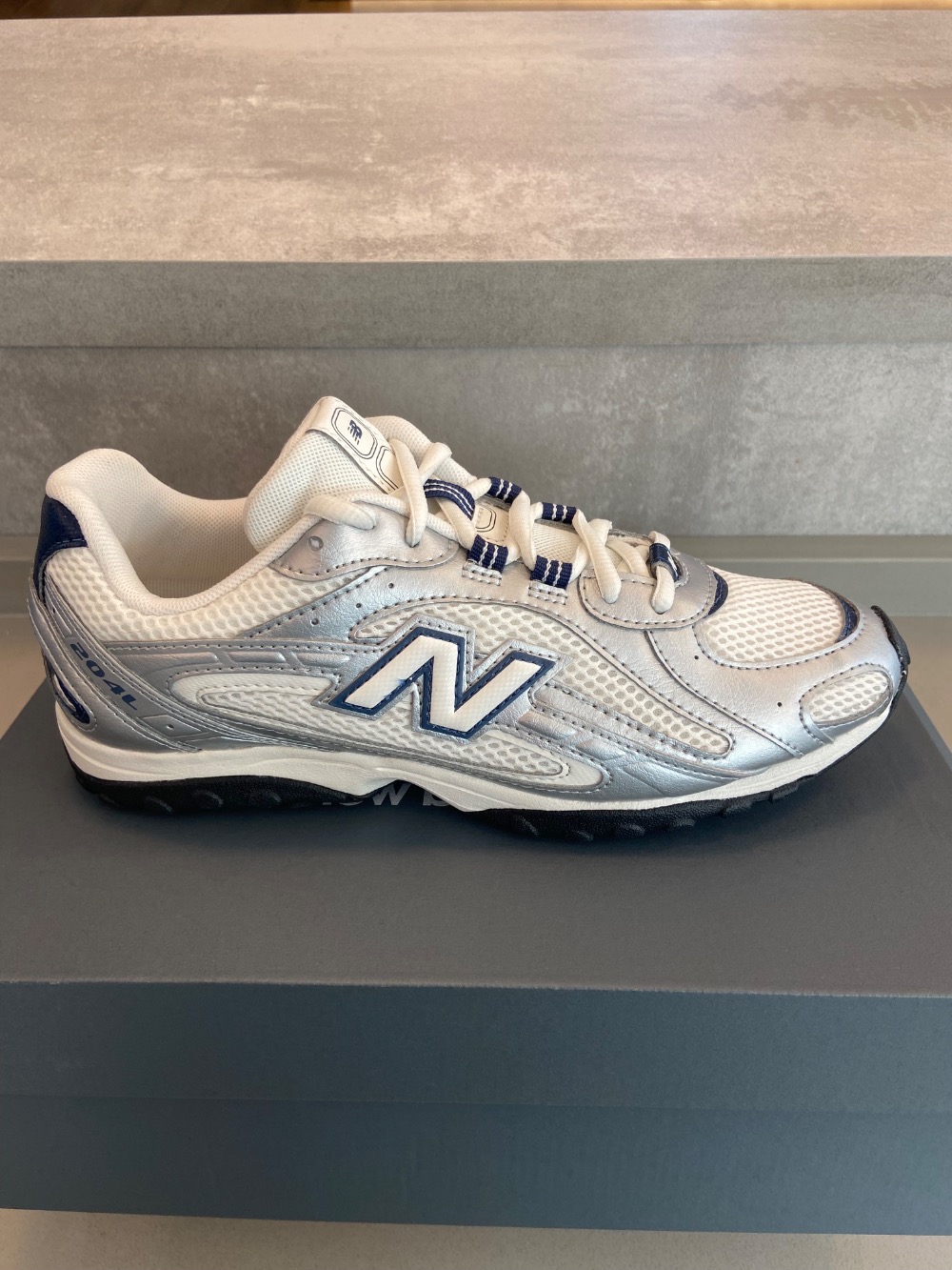 New Balance 204L Sea Salt Silver Metallic Navy — 34 / 35 / 36, Novo