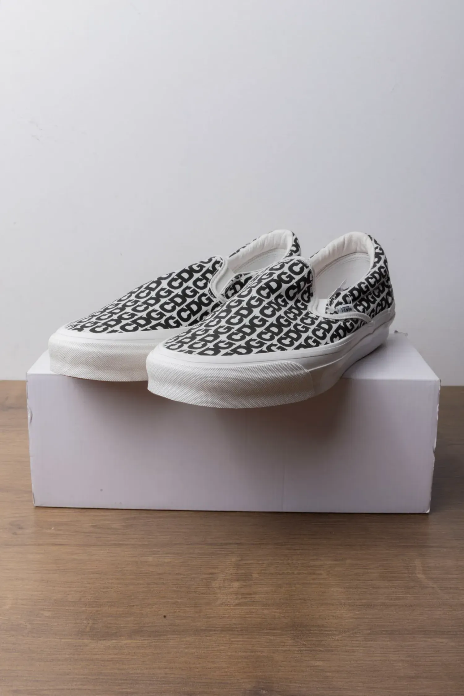 Comme Des Garçons x Vans Slip On CDG White — 44, Novo