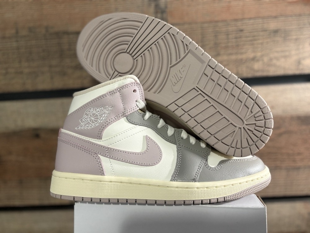 Air Jordan 1 Mid Sail Enigma Stone — 34 / 35 / 35.5 / 36 / 37 / 38 / 39 / 39.5 / 40 / 40.5 / 41 / 42 / 42.5, Novo