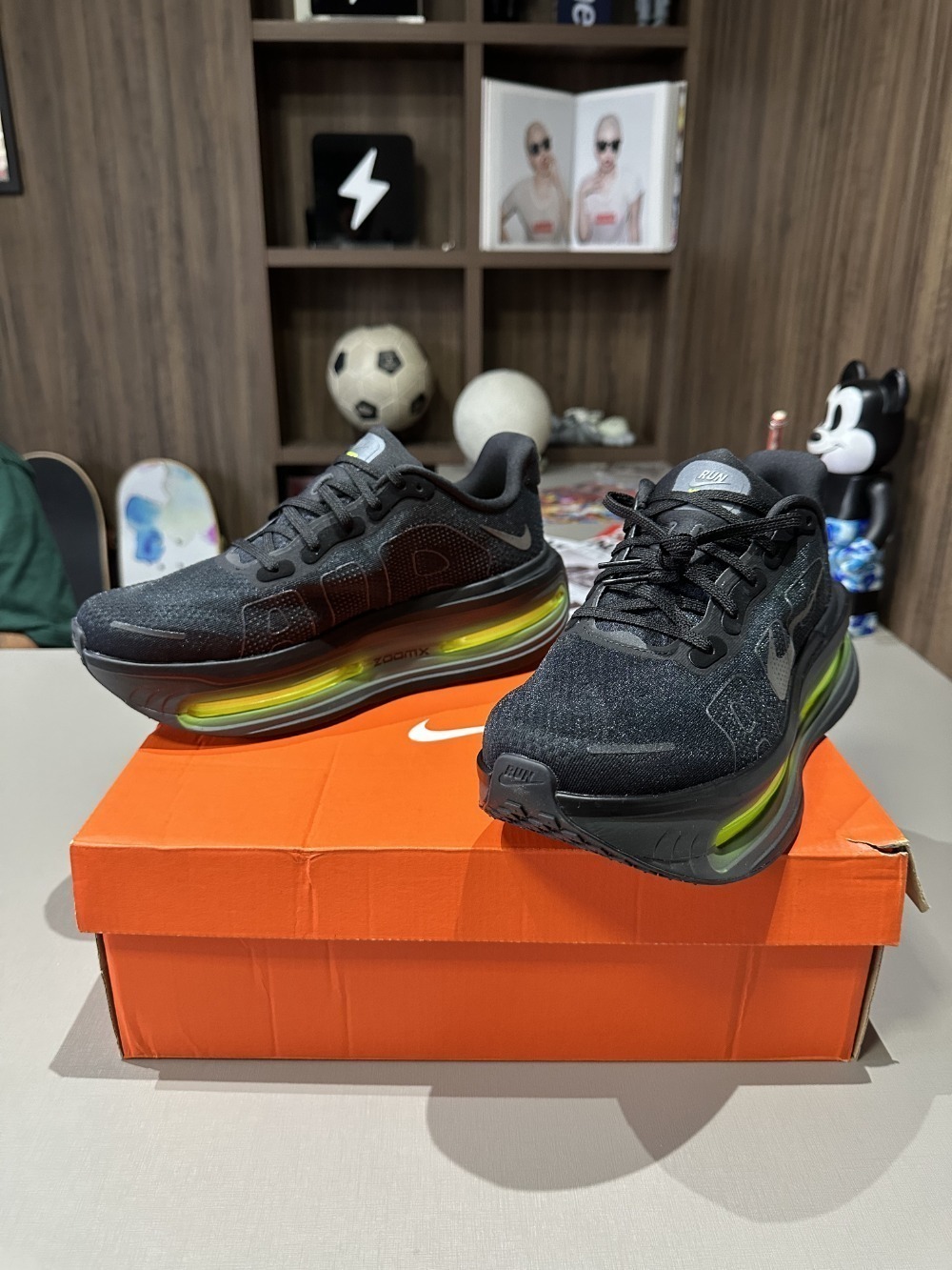 Nike Vomero Premium Black Volt — 42, Novo