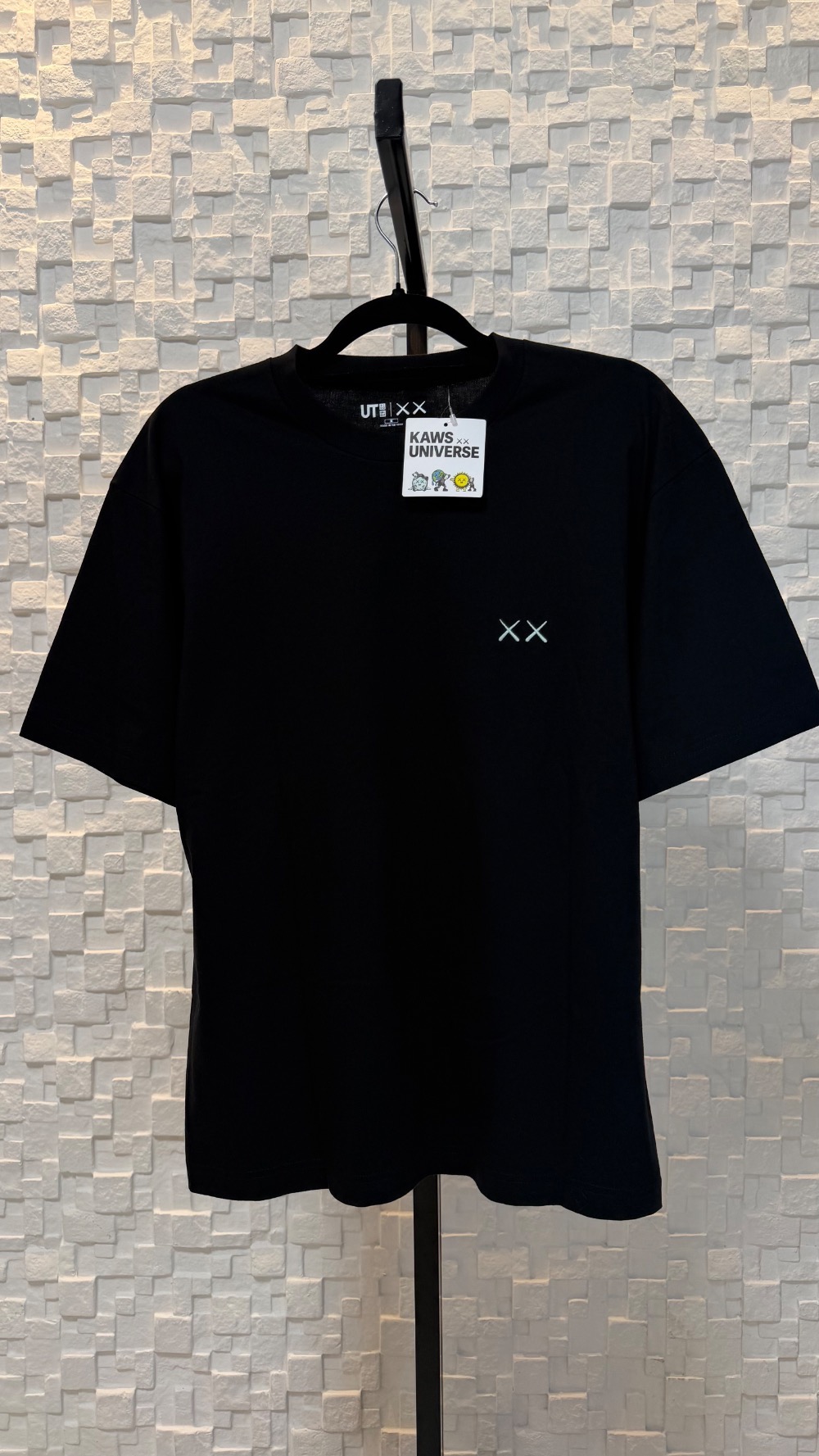 KAWS x Uniqlo Camiseta Universe UT Moon Black — P, Novo