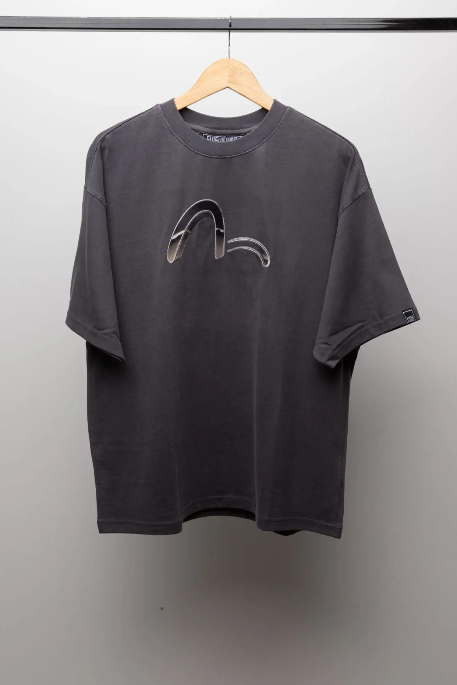 Camiseta Evisu Metallic Logo Print Boxy Fit Charcoal — G, Novo