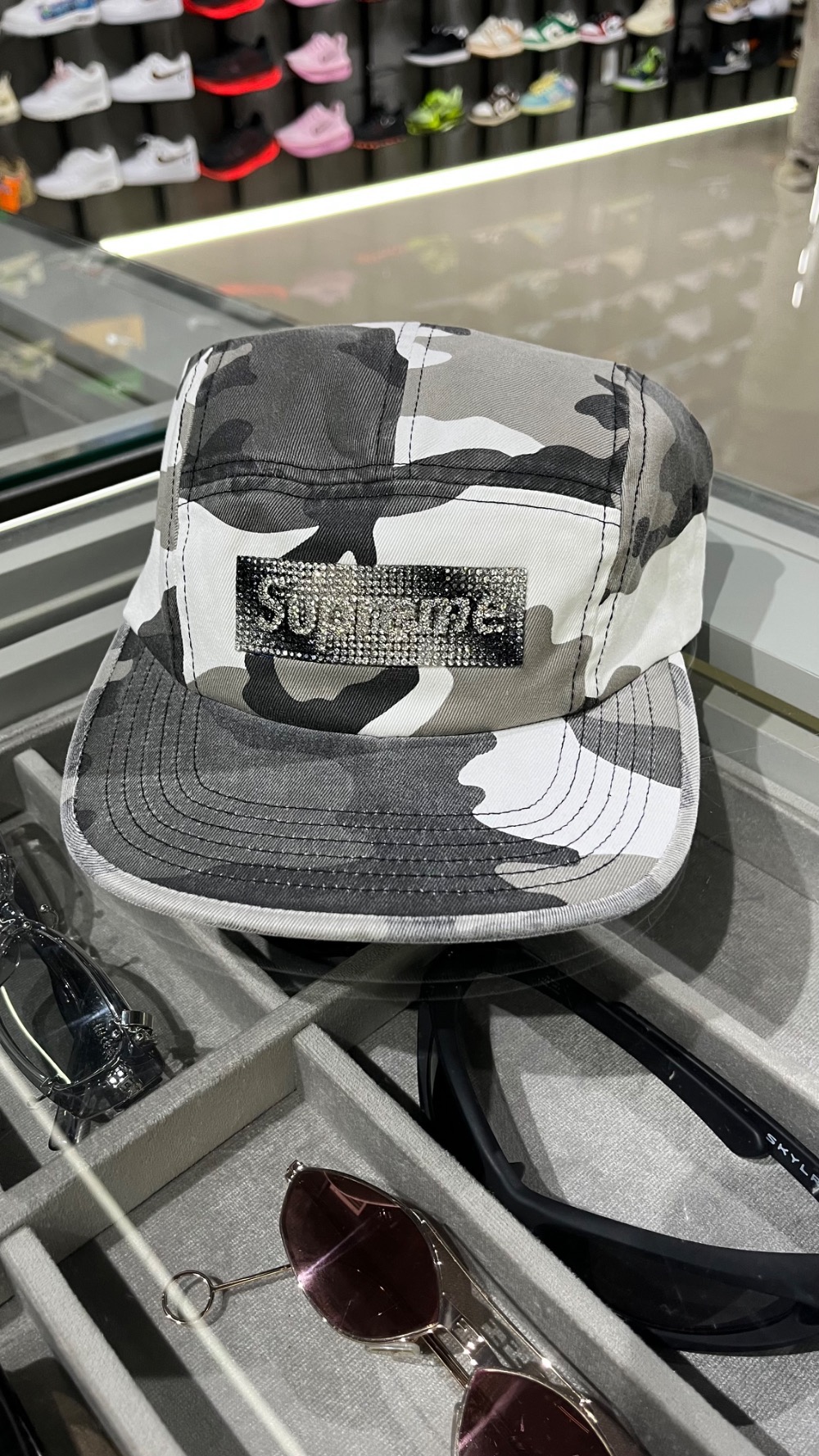 Boné Supreme Rhinestone Label Camp Snow Camo FW26-W5 — Único, Novo