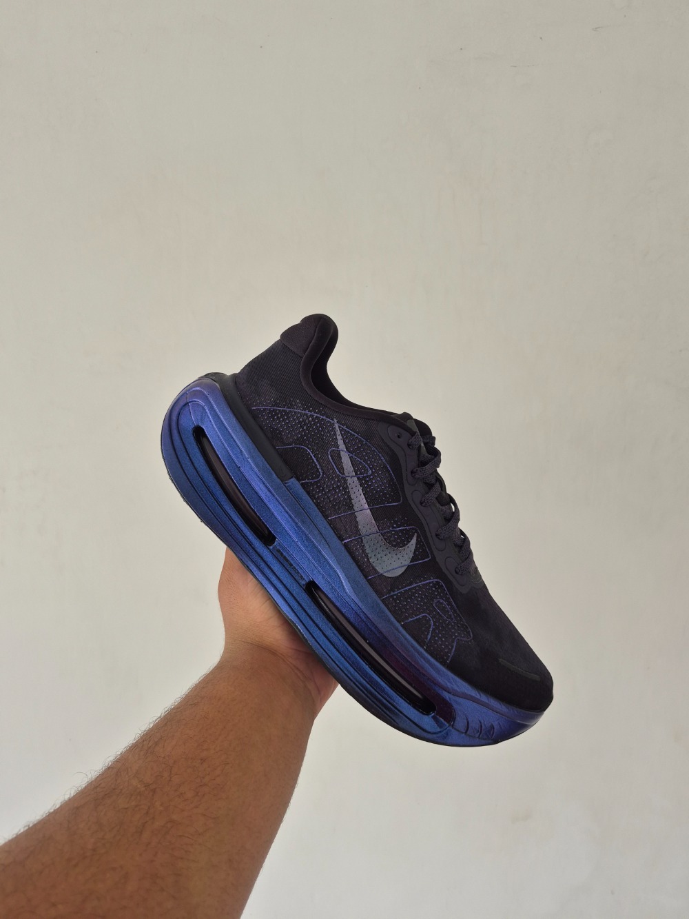 Nike Vomero Premium Gridiron — 42, Novo