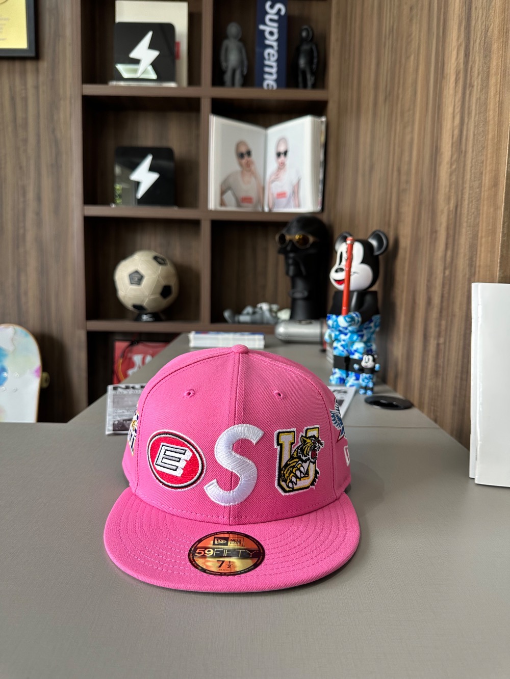 New Era x Supreme Boné Mascots S Logo Pink SS26-W3 — 7-3/8, Novo