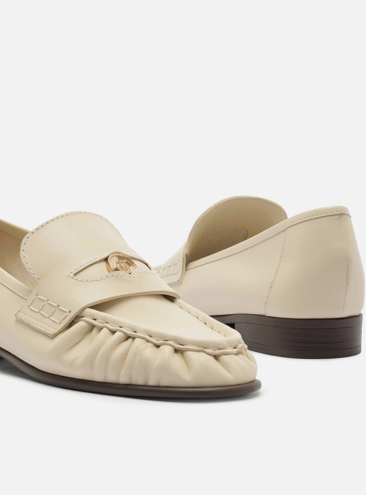 Foto 4 de Mocassim Off White Couro Salto Bloco Metais
