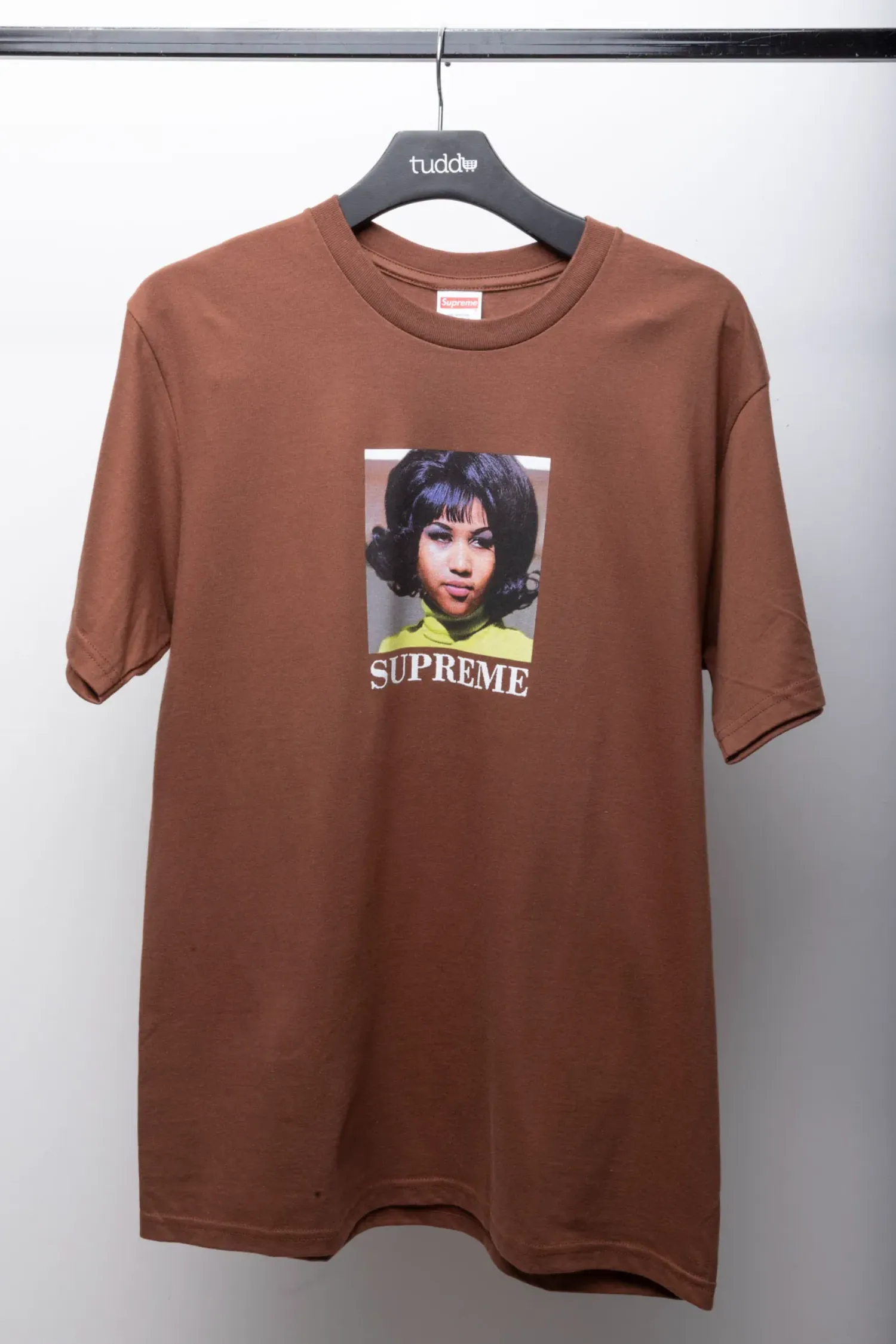 Camiseta Supreme Aretha Tee Brown SS26-W7 — M, Novo