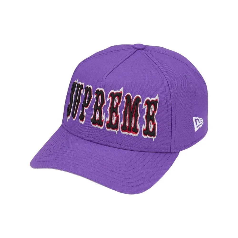 New Era x Supreme Boné Gothic Outline Adjustable Purple SS26-W15 — Único, Novo