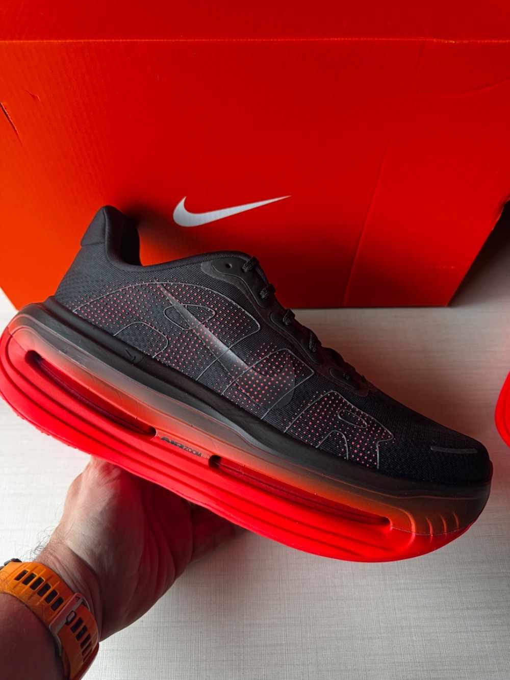 Nike Vomero Premium Black Bright Crimson — 45, Novo