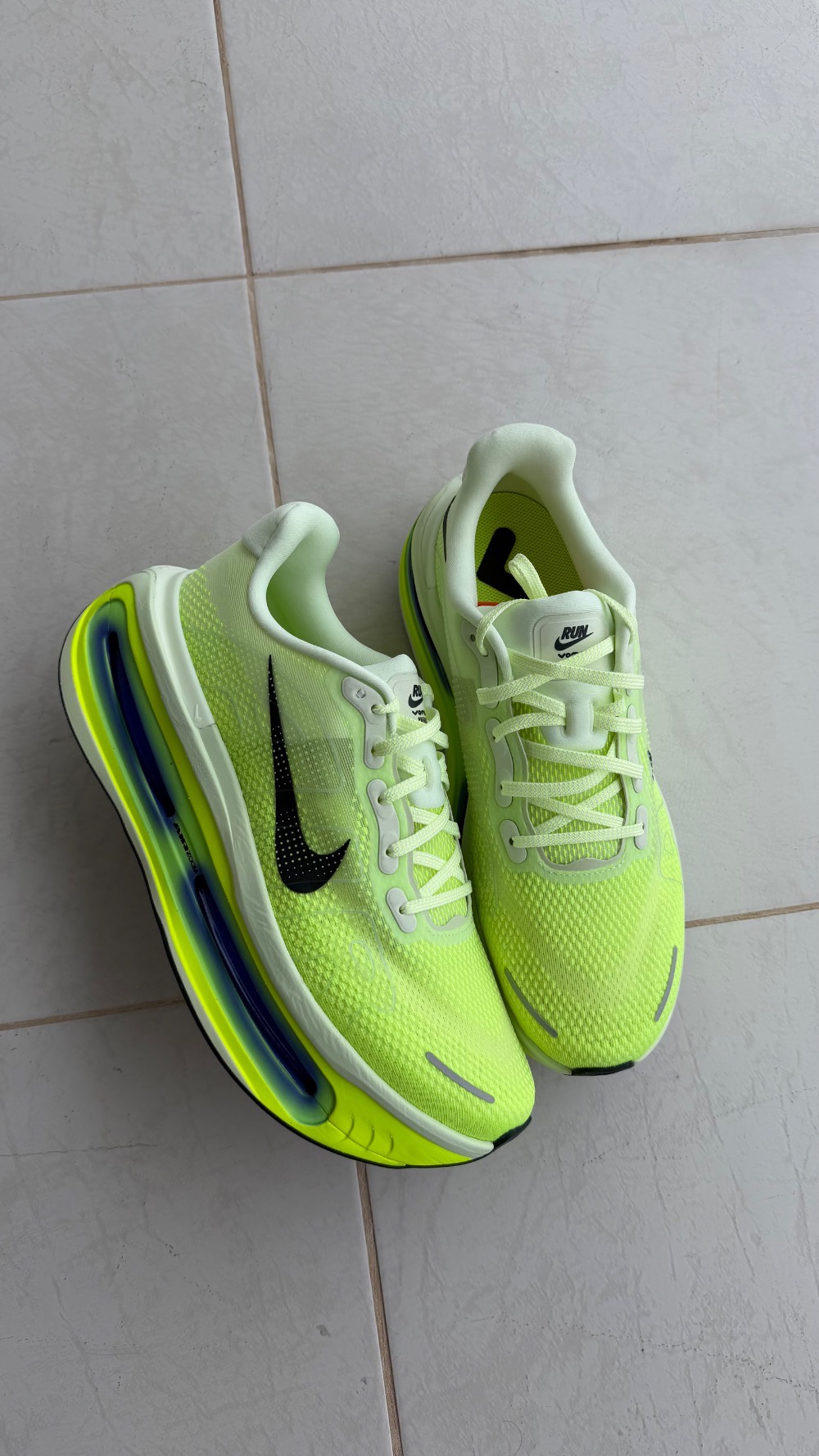 Nike Vomero Premium Volt Tint Sapphire — 43, Novo