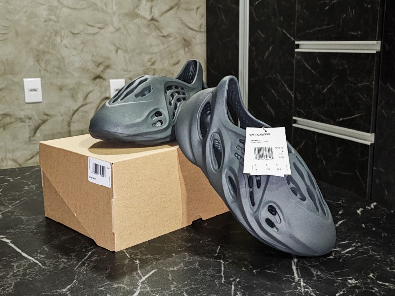 Foto 2 de Yeezy Foam Runner Carbon — 41, Novo