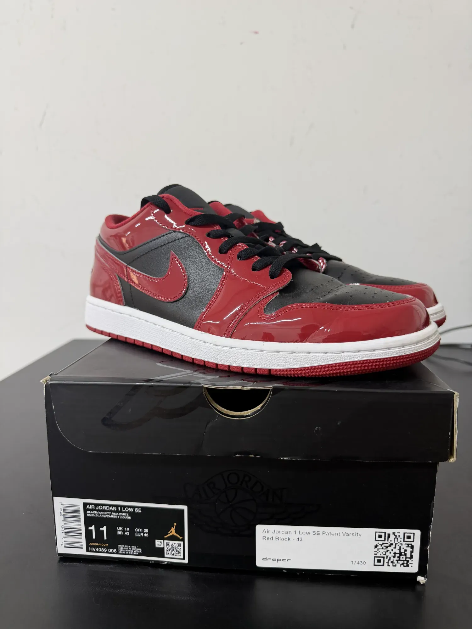 Air Jordan 1 Low SE Patent Varsity Red Black — 43, Usado