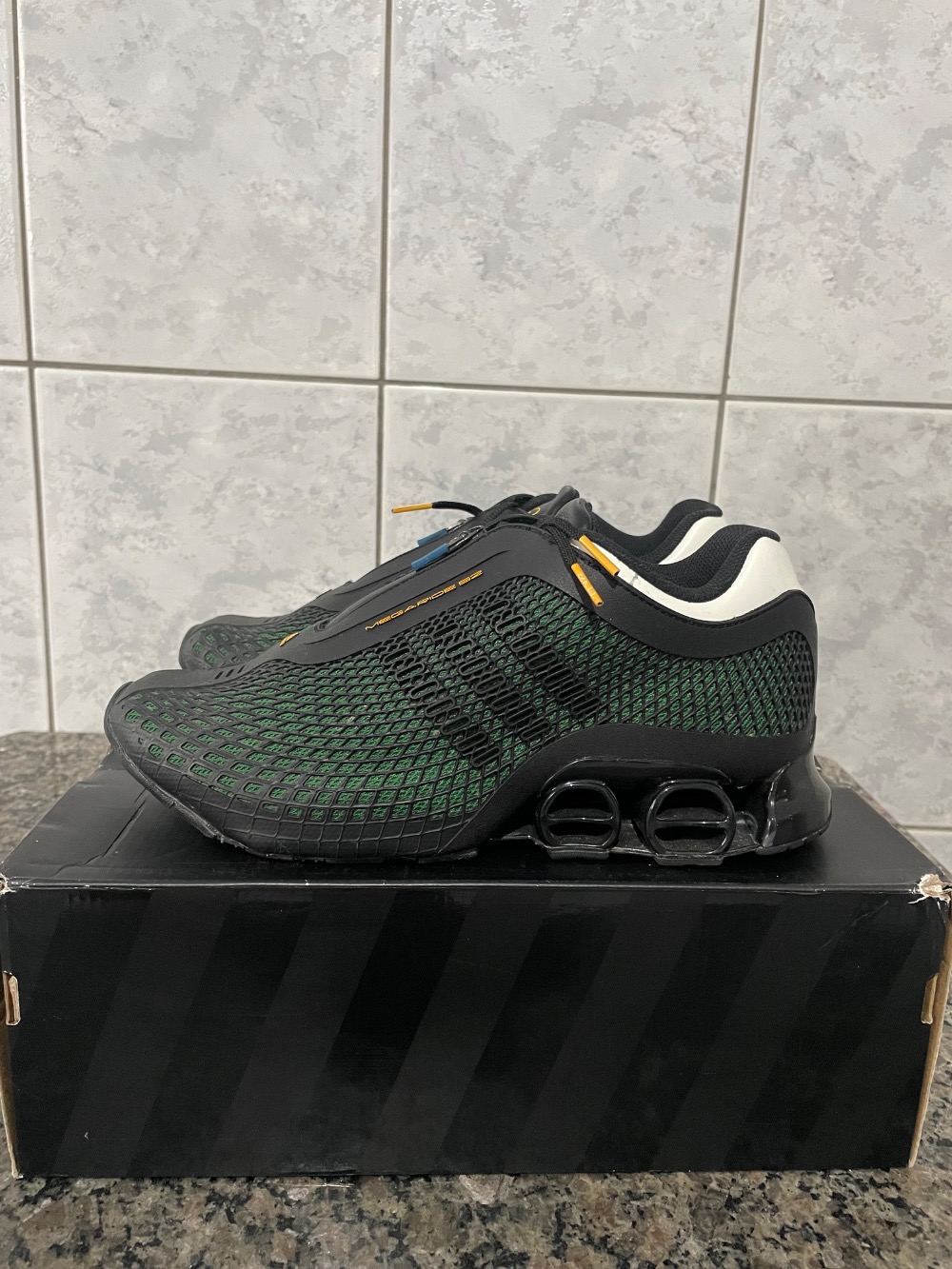 Class x adidas Megaride S2 Core Black Amazon Green — 40, Usado