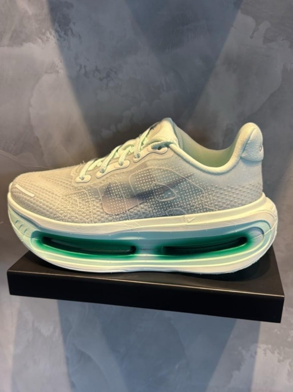Nike Vomero Premium Barely Green Feminino — 35, Novo