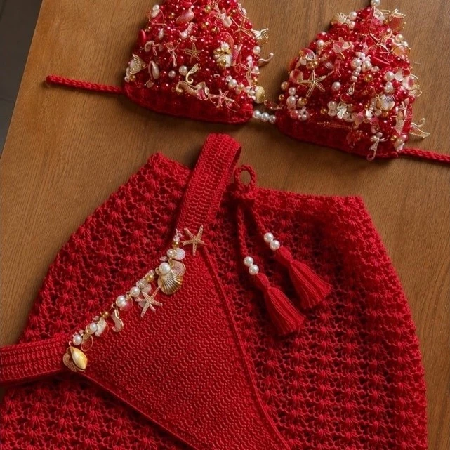 Conjunto Delas de crochê com apliques variados, biqine completo e saída