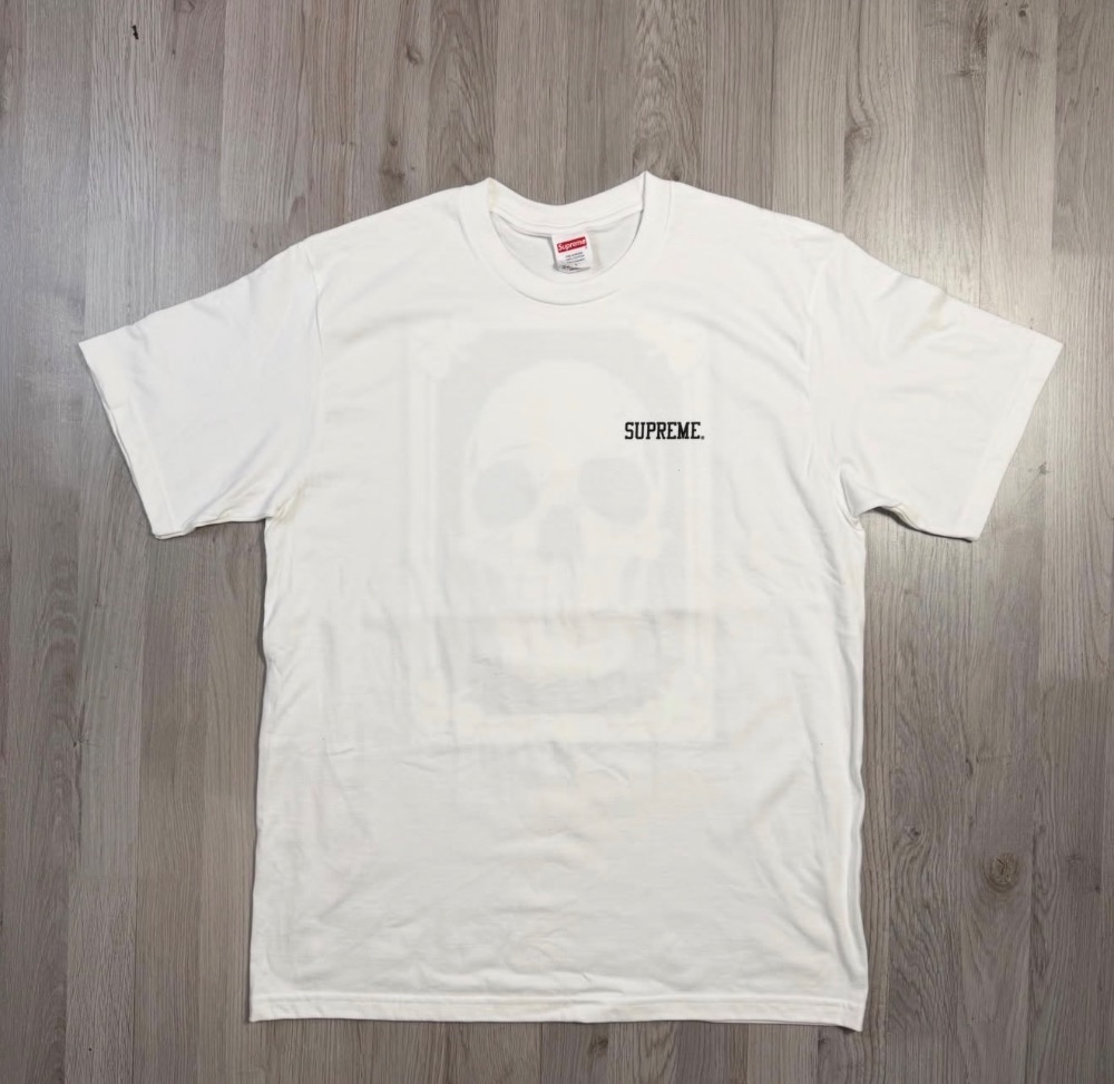 Mike Kelley x Supreme Camiseta Banner White SS26-W8 — XG, Novo