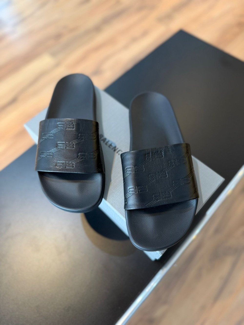 Balenciaga Slide BB Monogram Leather Pool Slide Black — 40, Novo