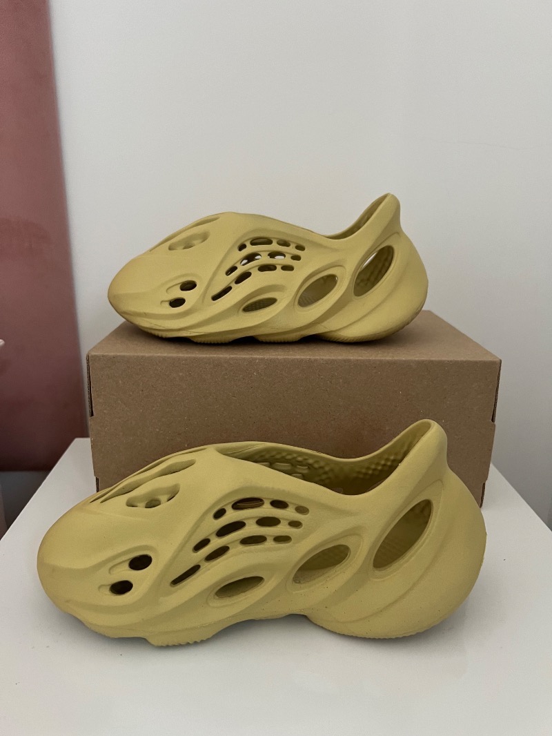 Foto 3 de Yeezy Foam Runner Sulfur — 34 / 35, Usado