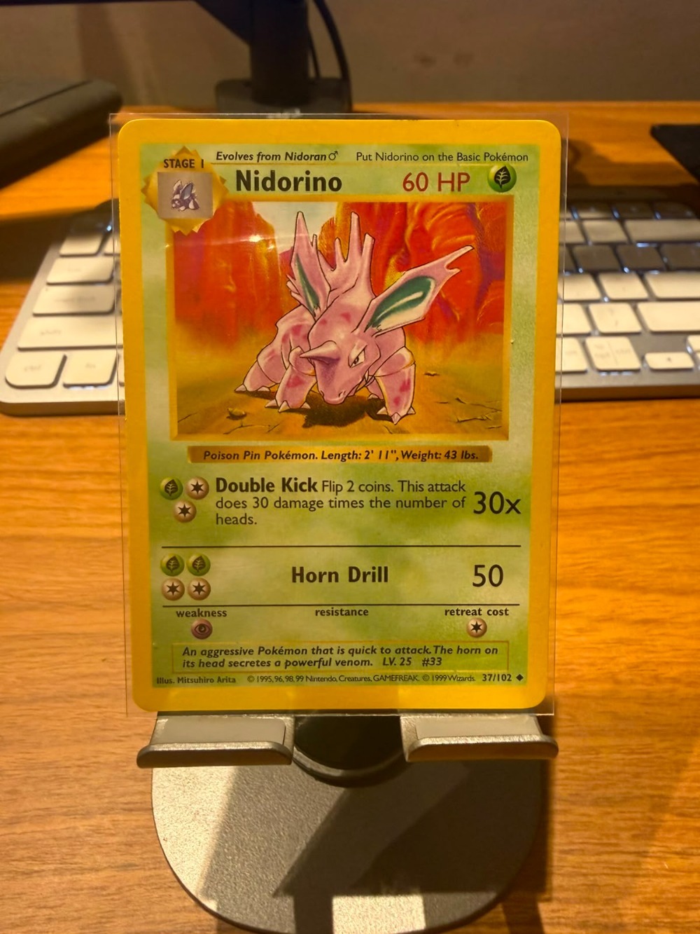 Nidorino (37/102) Base Set Pokémon TCG — Moderately Played, Usado