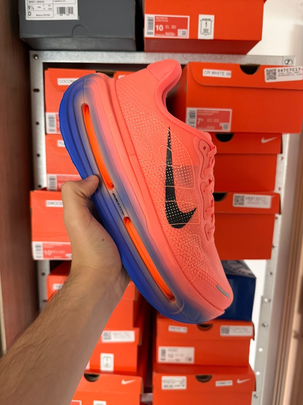 Nike Vomero Premium Atomic Pink Racer Blue Crimson Tint Black — 42, Novo