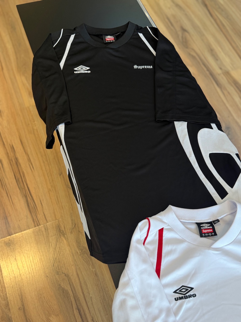 Umbro x Supreme Camiseta Old English Soccer Jersey Black SSS26-W10 — G, Novo