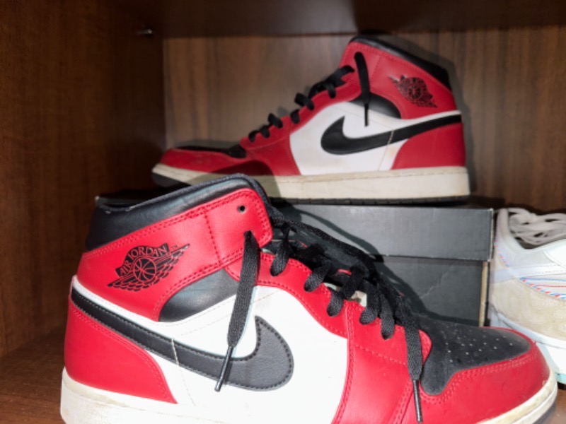 Foto 2 de Air Jordan 1 Mid GS Chicago Black Toe — 45, Usado