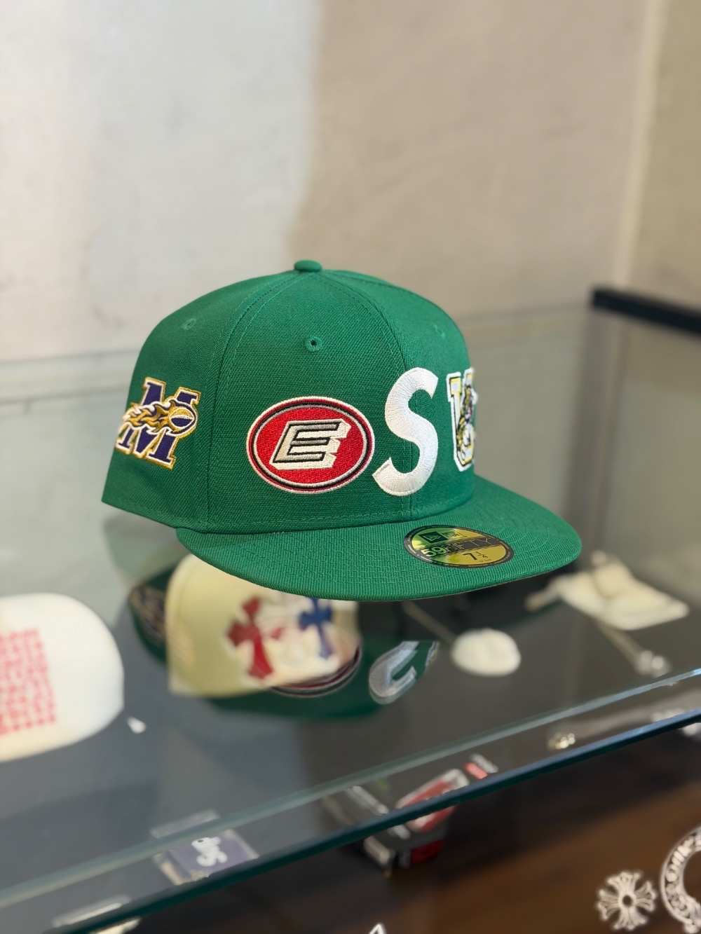New Era x Supreme Boné Mascots S Logo Green SS26-W3 — 7-1/4, Novo