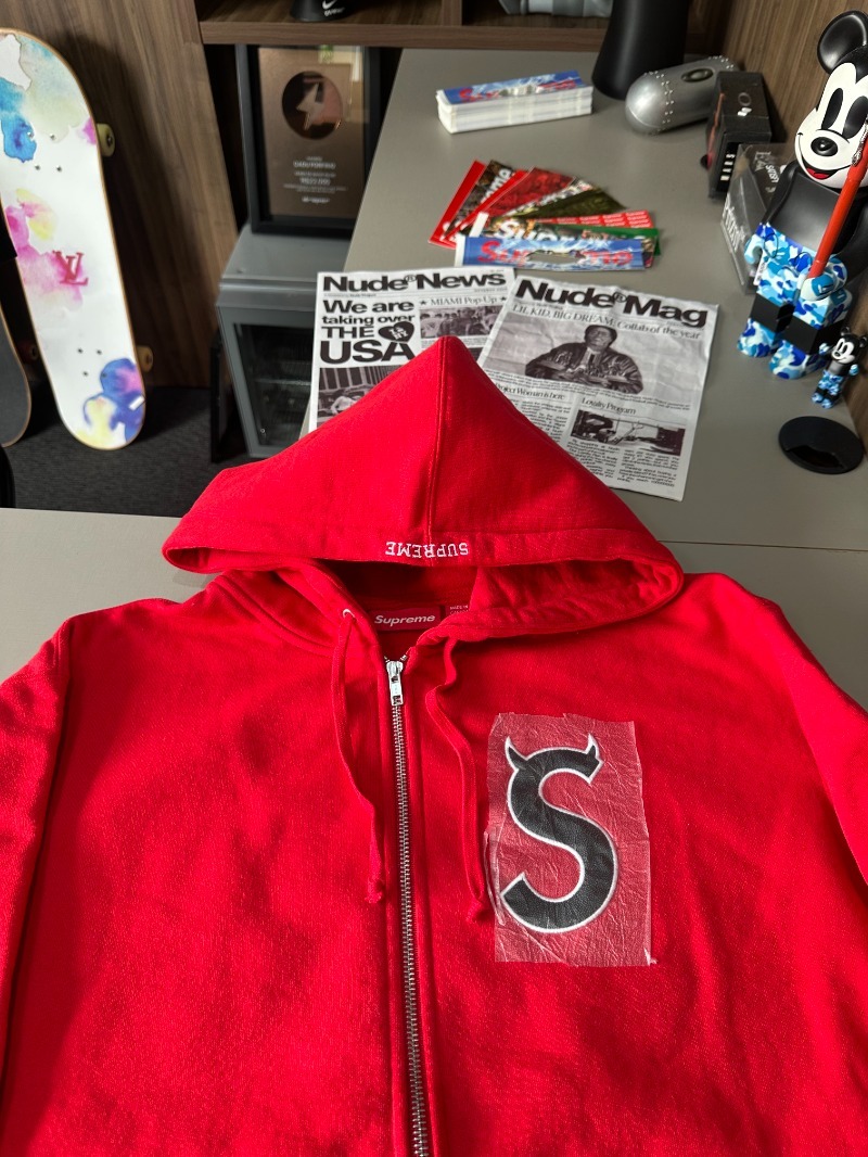 Foto 3 de Moletom Supreme Devil S Logo Zip Up Red SS26-W5 — M, Novo