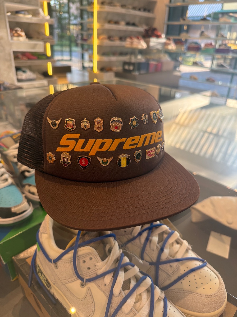 Boné Supreme Pins Mesh Back 5-Panel Brown SS26-W5 — Único, Novo