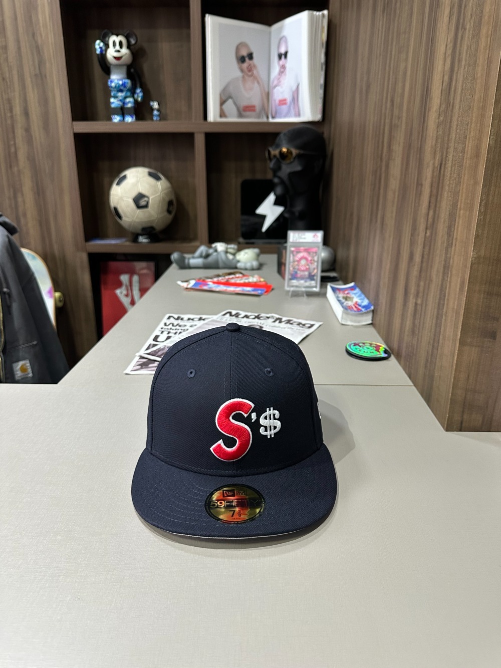 New Era x Supreme Boné Money S Logo Navy FW26-W4 — 7-3/8, Novo