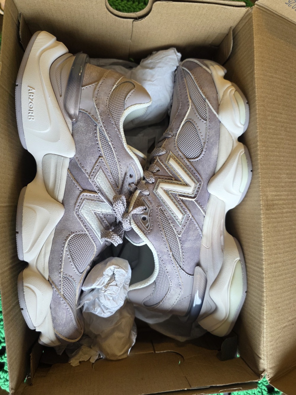New Balance 9060 Truffle Salt — 39, Usado