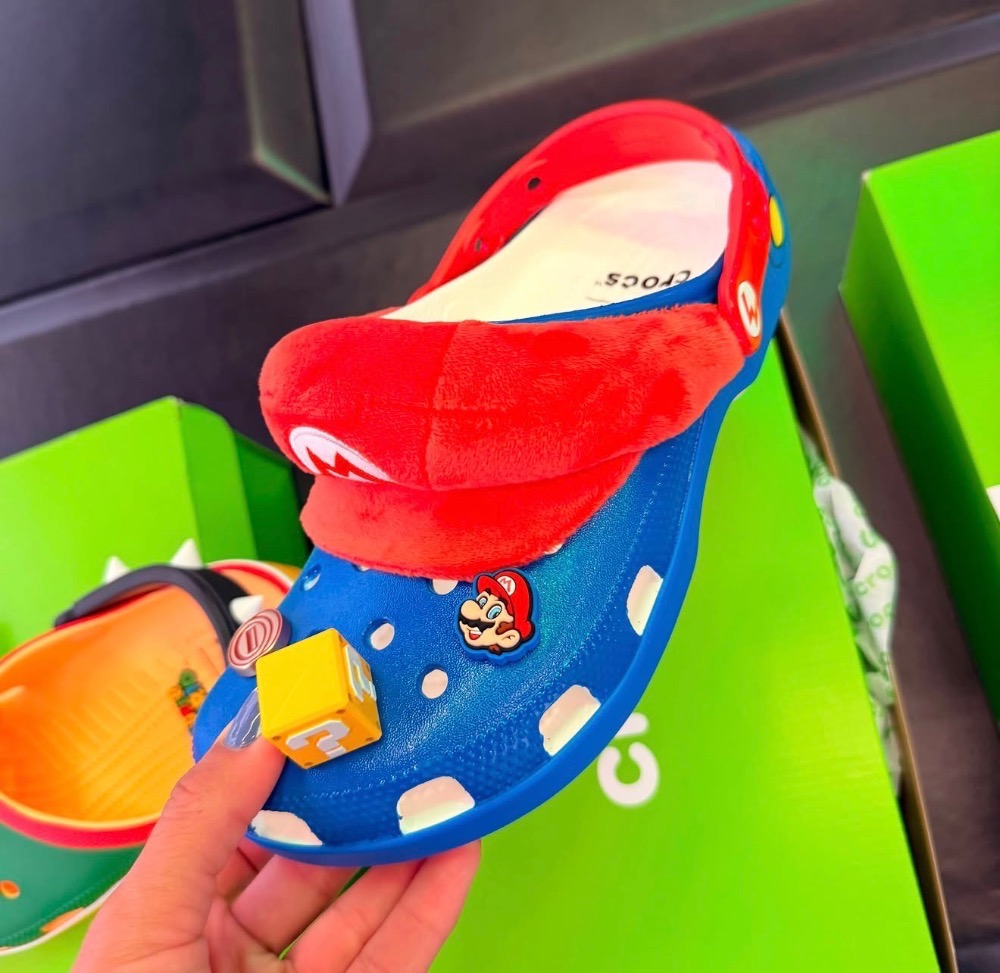 Super Mario x Crocs Classic Clog Mario Blue — 35, Novo